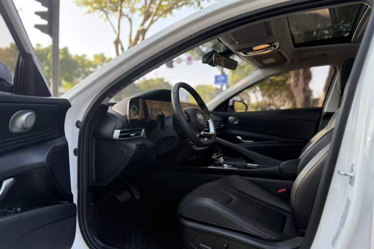 Used Hyundai Elantra 2023 1.5L CVT LUX Prestige Edition Interior 2