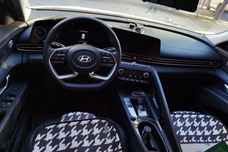 Used Hyundai Elantra 2023 1.5L CVT LUX Prestige Edition Interior 2
