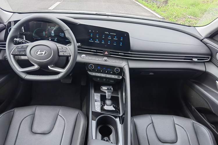Used Hyundai Elantra 2023 1.5L CVT LUX Prestige Edition Interior 2