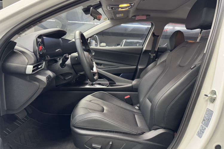 Used Hyundai Elantra 2023 1.5L CVT LUX Prestige Edition Interior 2