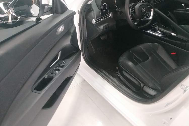 Used Hyundai Elantra 2023 1.5L CVT GLX Elite Edition Interior 3