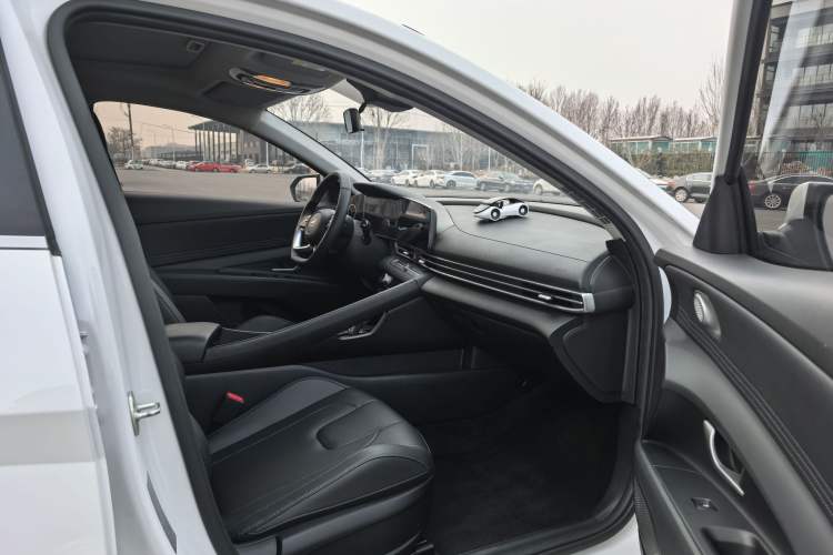 Used Hyundai Elantra 2023 1.5L CVT LUX Prestige Edition Interior 3