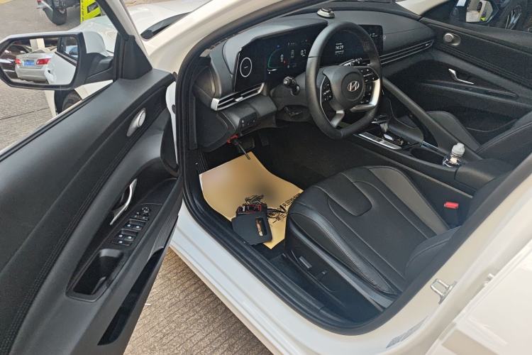 Used Hyundai Elantra 2023 1.5L CVT LUX Prestige Edition Interior 3