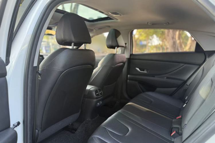 Used Hyundai Elantra 2023 1.5L CVT LUX Prestige Edition Interior 3