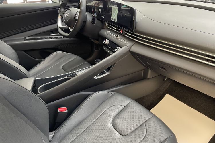 Used Hyundai Elantra 2023 1.5L CVT LUX Prestige Edition Interior 3
