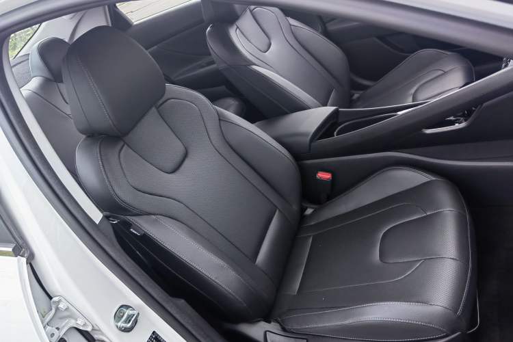 Used Hyundai Elantra 2023 1.5L CVT LUX Prestige Edition Interior 3