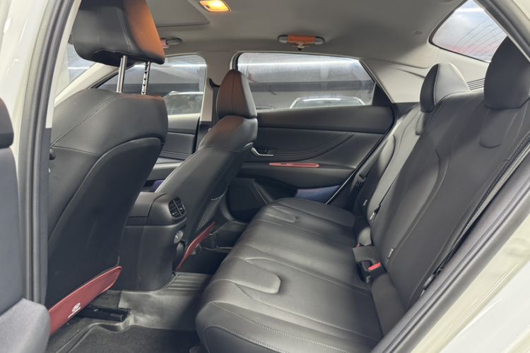 Used Hyundai Elantra 2023 1.5L CVT LUX Prestige Edition Interior 3