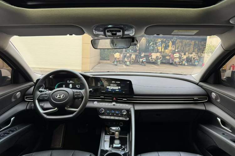 Used Hyundai Elantra 2023 1.5L CVT LUX Prestige Edition Interior 3
