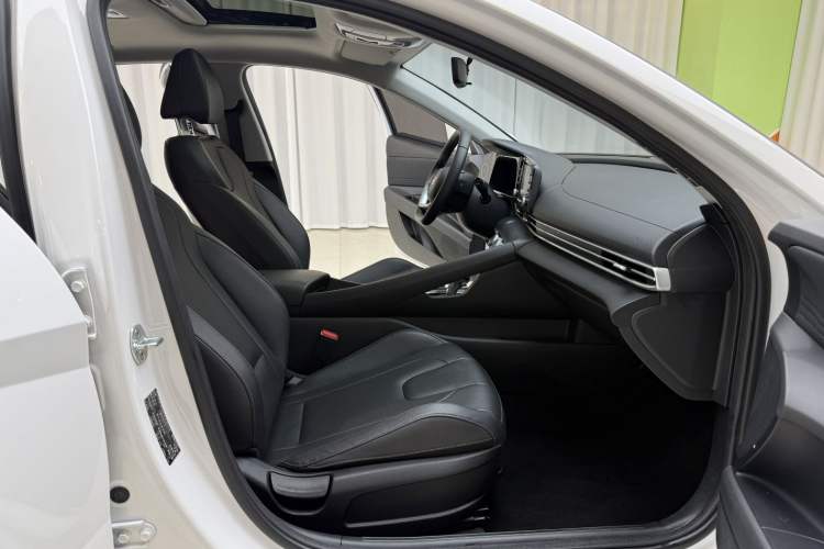 Used Hyundai Elantra 2023 1.5L CVT GLX Elite Edition Interior 3