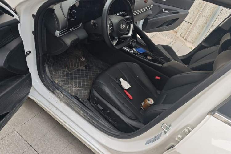 Used Hyundai Elantra 2023 1.5L CVT LUX Prestige Edition Interior 3