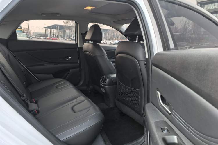 Used Hyundai Elantra 2023 1.5L CVT LUX Prestige Edition Interior 4