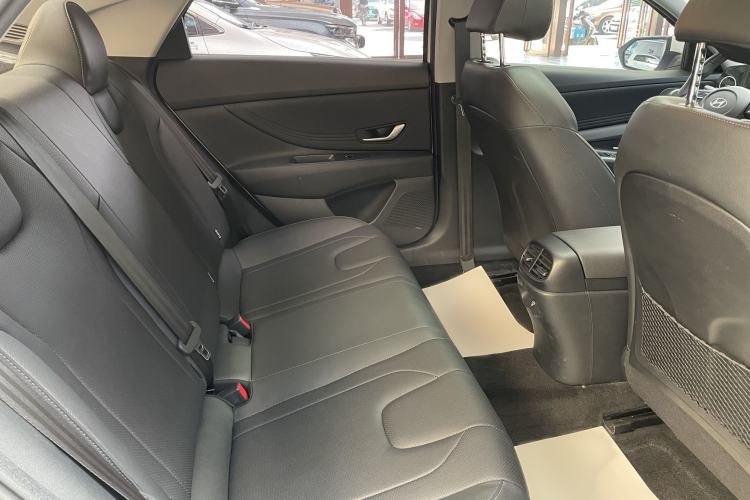 Used Hyundai Elantra 2023 1.5L CVT LUX Prestige Edition Interior 4