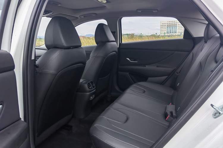Used Hyundai Elantra 2023 1.5L CVT LUX Prestige Edition Interior 4