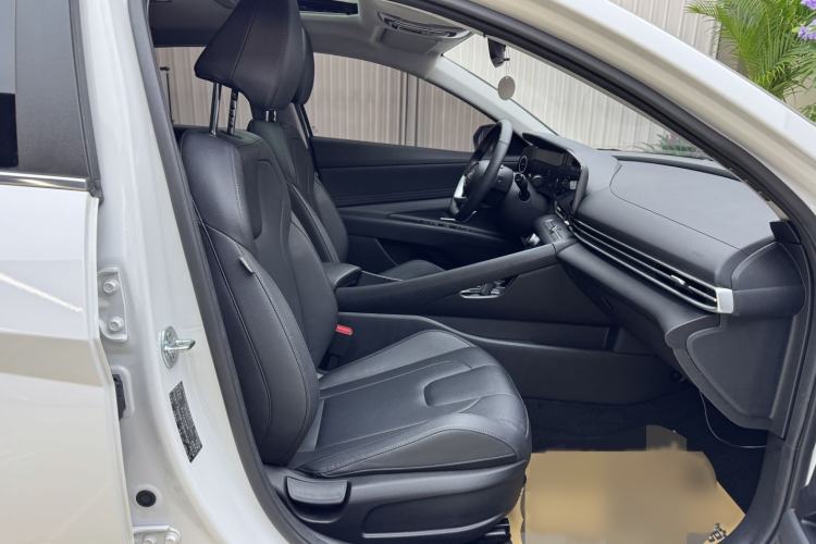 Used Hyundai Elantra 2023 1.5L CVT LUX Prestige Edition Interior 4
