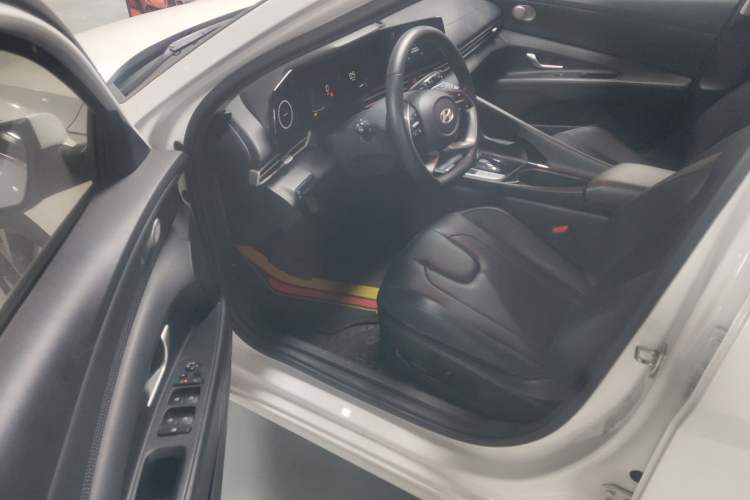 Used Hyundai Elantra 2023 1.5L CVT LUX Prestige Edition Interior 4
