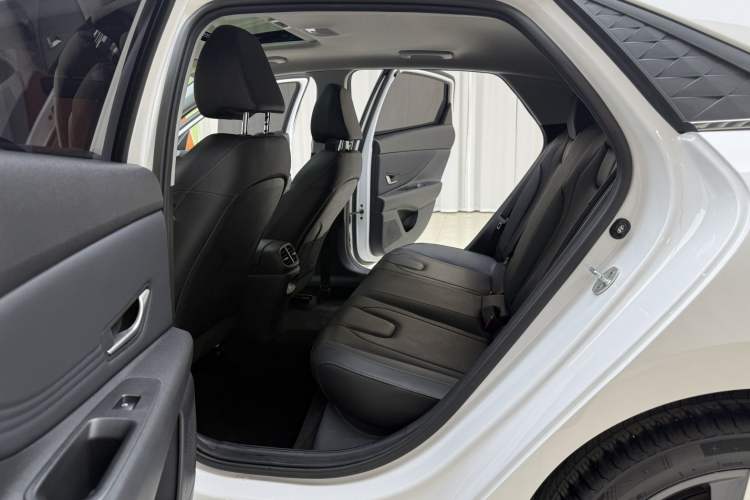Used Hyundai Elantra 2023 1.5L CVT GLX Elite Edition Interior 4