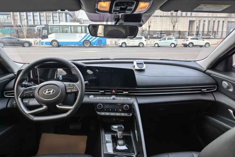 Used Hyundai Elantra 2023 1.5L CVT LUX Prestige Edition Interior 5