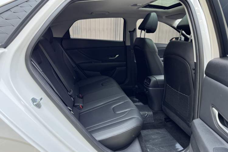 Used Hyundai Elantra 2023 1.5L CVT LUX Prestige Edition Interior 5