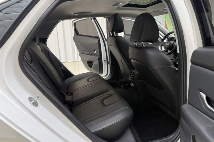 Used Hyundai Elantra 2023 1.5L CVT GLX Elite Edition Interior 5