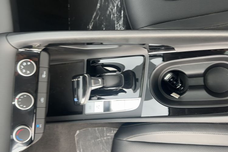 Used Hyundai Elantra 2023 1.5L CVT GLX Elite Edition Interior 6