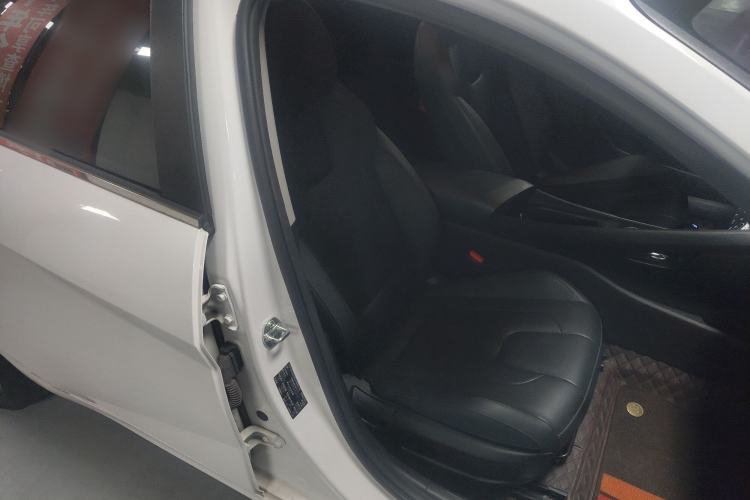 Used Hyundai Elantra 2023 1.5L CVT LUX Prestige Edition Interior 9
