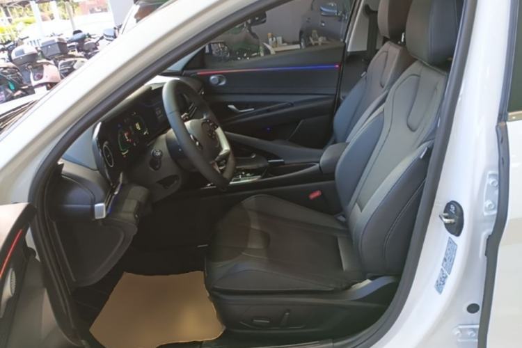 Used Hyundai Elantra 2023 1.5L CVT LUX Prestige Edition Left Front Seat