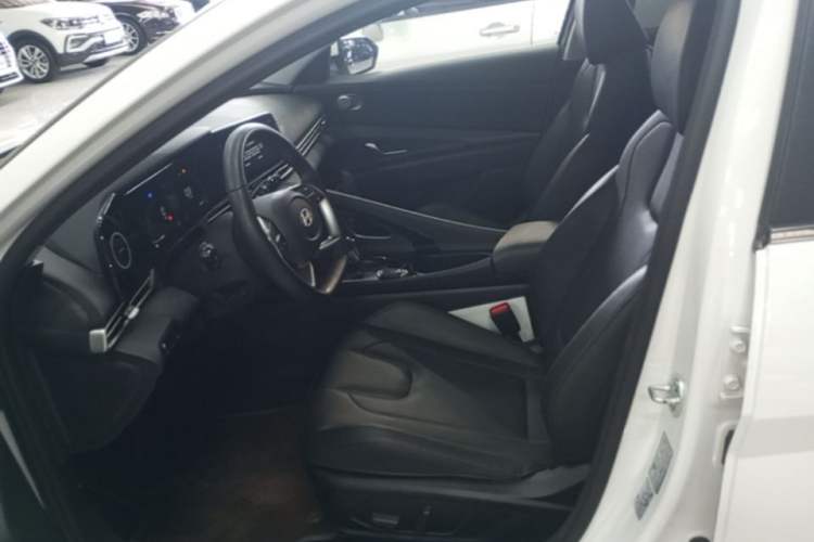 Used Hyundai Elantra 2023 1.5L CVT LUX Prestige Edition Left Front Seat
