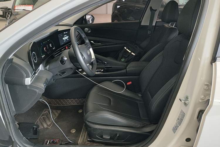 Used Hyundai Elantra 2023 1.5L CVT LUX Prestige Edition Left Front Seat