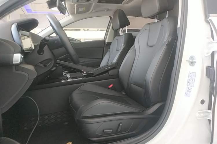 Used Hyundai Elantra 2023 1.5L CVT LUX Prestige Edition Left Front Seat
