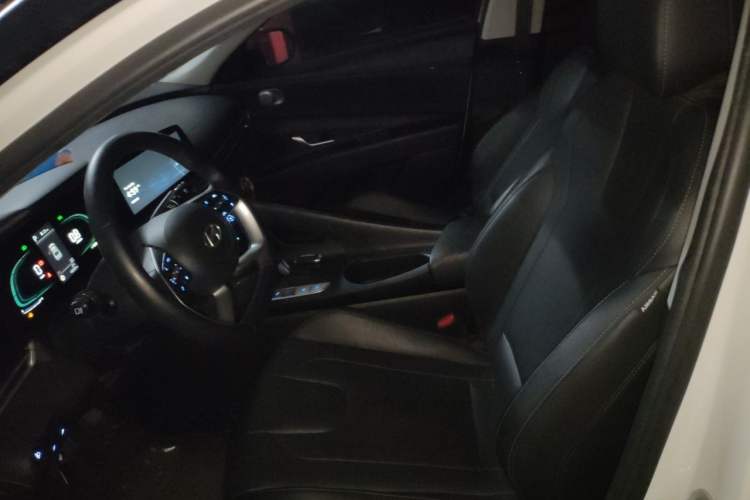 Used Hyundai Elantra 2023 1.5L CVT LUX Prestige Edition Left Front Seat