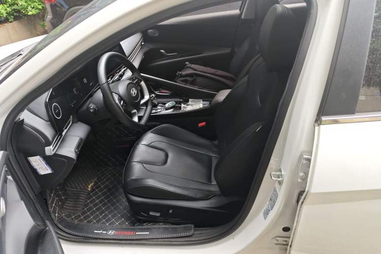 Used Hyundai Elantra 2023 1.5L CVT LUX Prestige Edition Left Front Seat