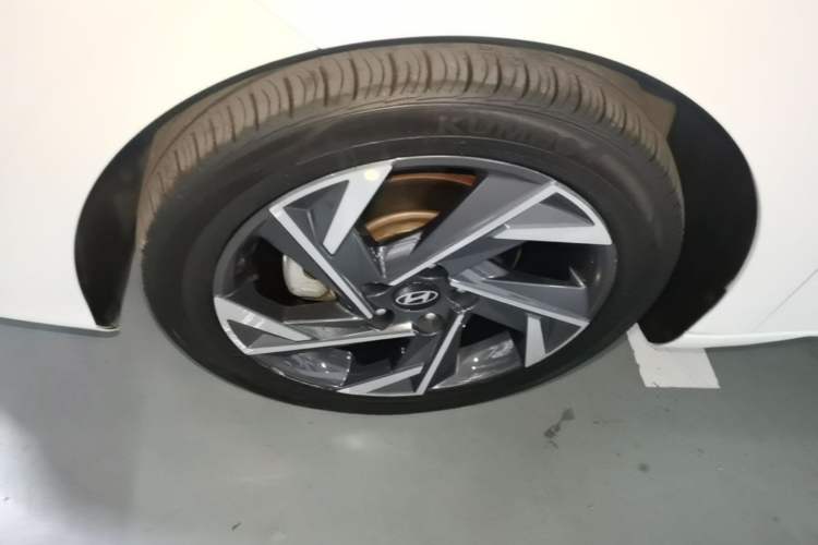 Used Hyundai Elantra 2023 1.5L CVT LUX Prestige Edition Left Front Wheel Hub