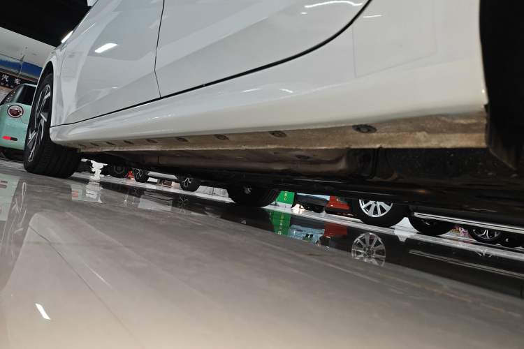 Used Hyundai Elantra 2023 1.5L CVT GLX Elite Edition Left Side Sill