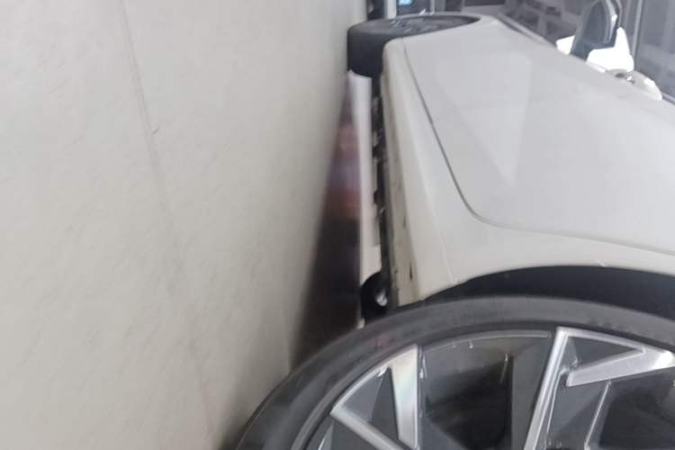 Used Hyundai Elantra 2023 1.5L CVT LUX Prestige Edition Left Side Sill