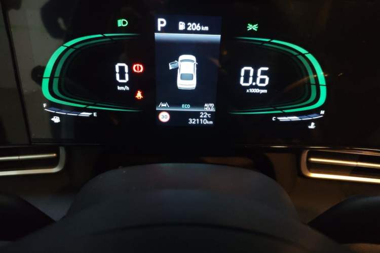 Used Hyundai Elantra 2023 1.5L CVT LUX Prestige Edition Odometer Close Up