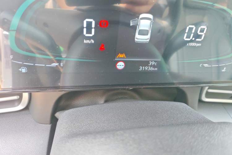 Used Hyundai Elantra 2023 1.5L CVT LUX Prestige Edition Odometer Close Up
