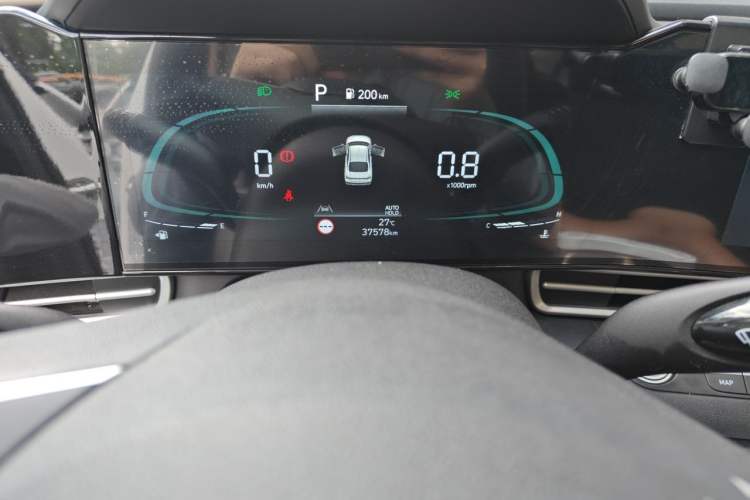 Used Hyundai Elantra 2023 1.5L CVT LUX Prestige Edition Odometer Close Up