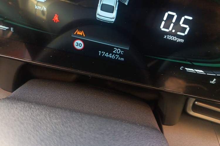 Used Hyundai Elantra 2023 1.5L CVT LUX Prestige Edition Odometer Close Up