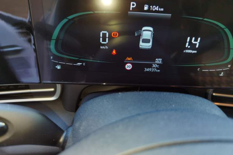 Used Hyundai Elantra 2023 1.5L CVT LUX Prestige Edition Odometer Close Up