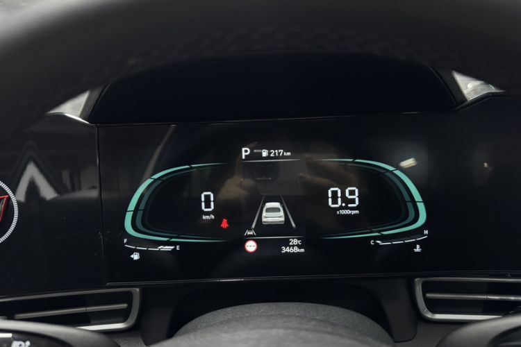 Used Hyundai Elantra 2023 1.5L CVT LUX Prestige Edition Odometer Close Up