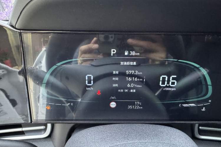 Used Hyundai Elantra 2023 1.5L CVT LUX Prestige Edition Odometer Close Up