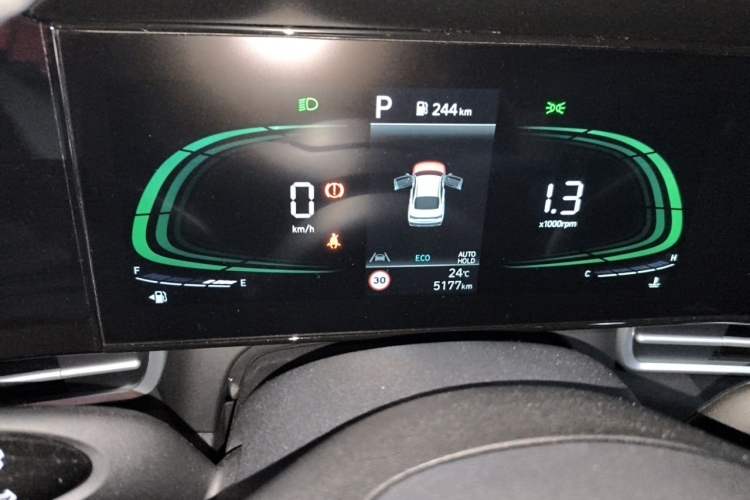 Used Hyundai Elantra 2023 1.5L CVT LUX Prestige Edition Odometer Close Up