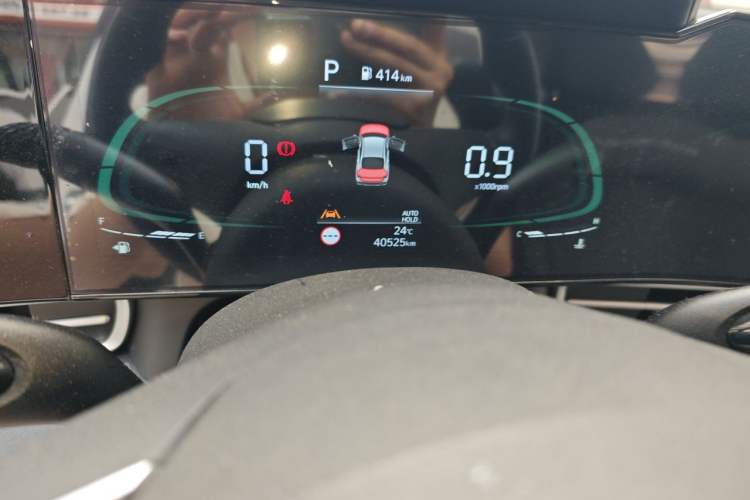 Used Hyundai Elantra 2023 1.5L CVT LUX Prestige Edition Odometer Close Up