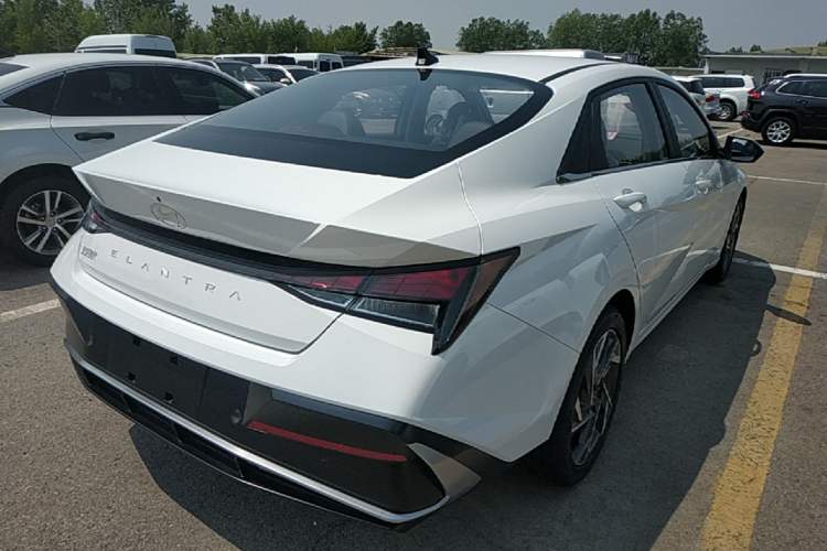 Used Hyundai Elantra 2023 1.5L CVT GLX Elite Edition Rear Right 45 Deg