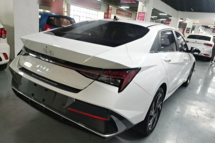 Used Hyundai Elantra 2023 1.5L CVT LUX Prestige Edition Rear Right 45 Deg