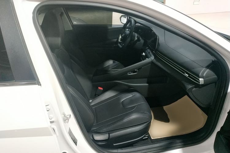 Used Hyundai Elantra 2023 1.5L CVT LUX Prestige Edition Right Front Seat