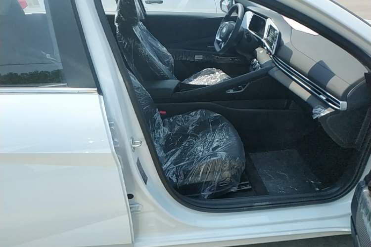 Used Hyundai Elantra 2023 1.5L CVT GLX Elite Edition Right Front Seat