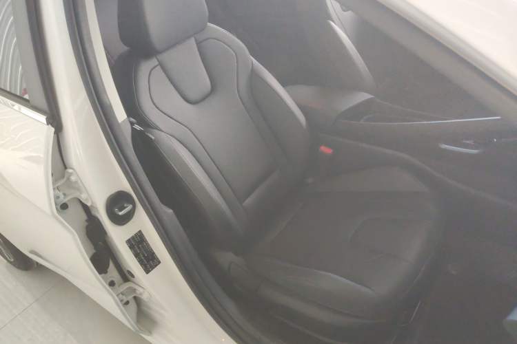Used Hyundai Elantra 2023 1.5L CVT LUX Prestige Edition Right Front Seat