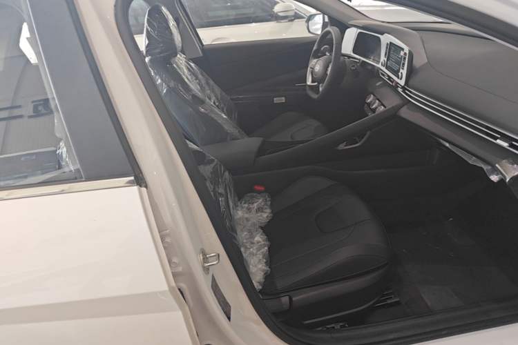 Used Hyundai Elantra 2023 1.5L CVT GLX Elite Edition Right Front Seat
