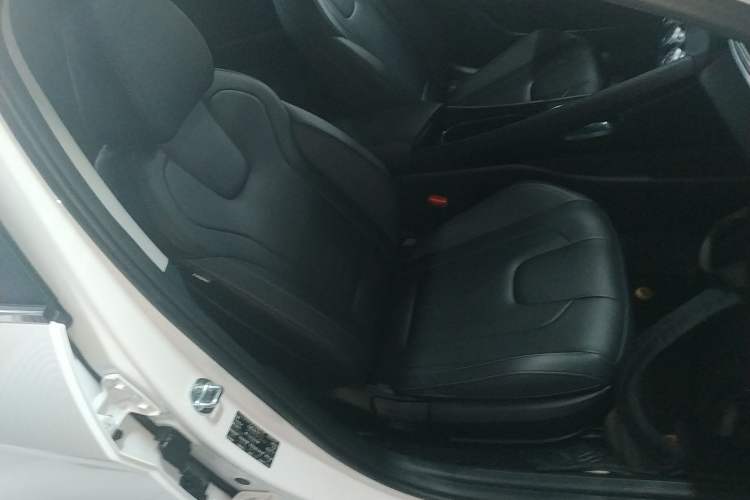 Used Hyundai Elantra 2023 1.5L CVT GLX Elite Edition Right Front Seat